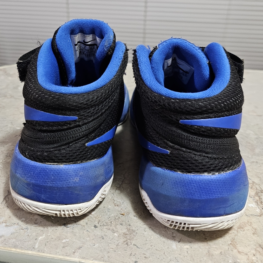 Nike Team Hustle D 8 GS Basketball Shoes Size 4.5Y Royal White Black - Picture 6 of 9